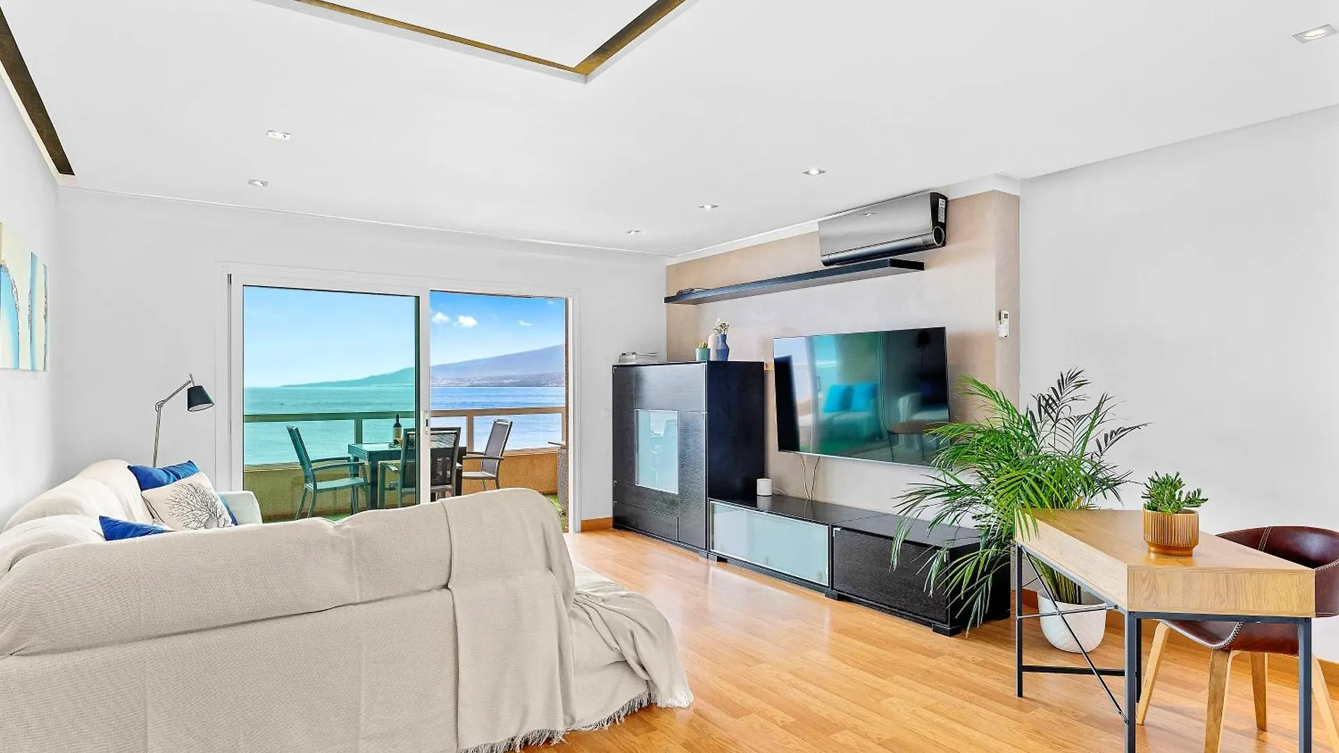 Radazul Frontline Beach Apt With Terrace ספרד
