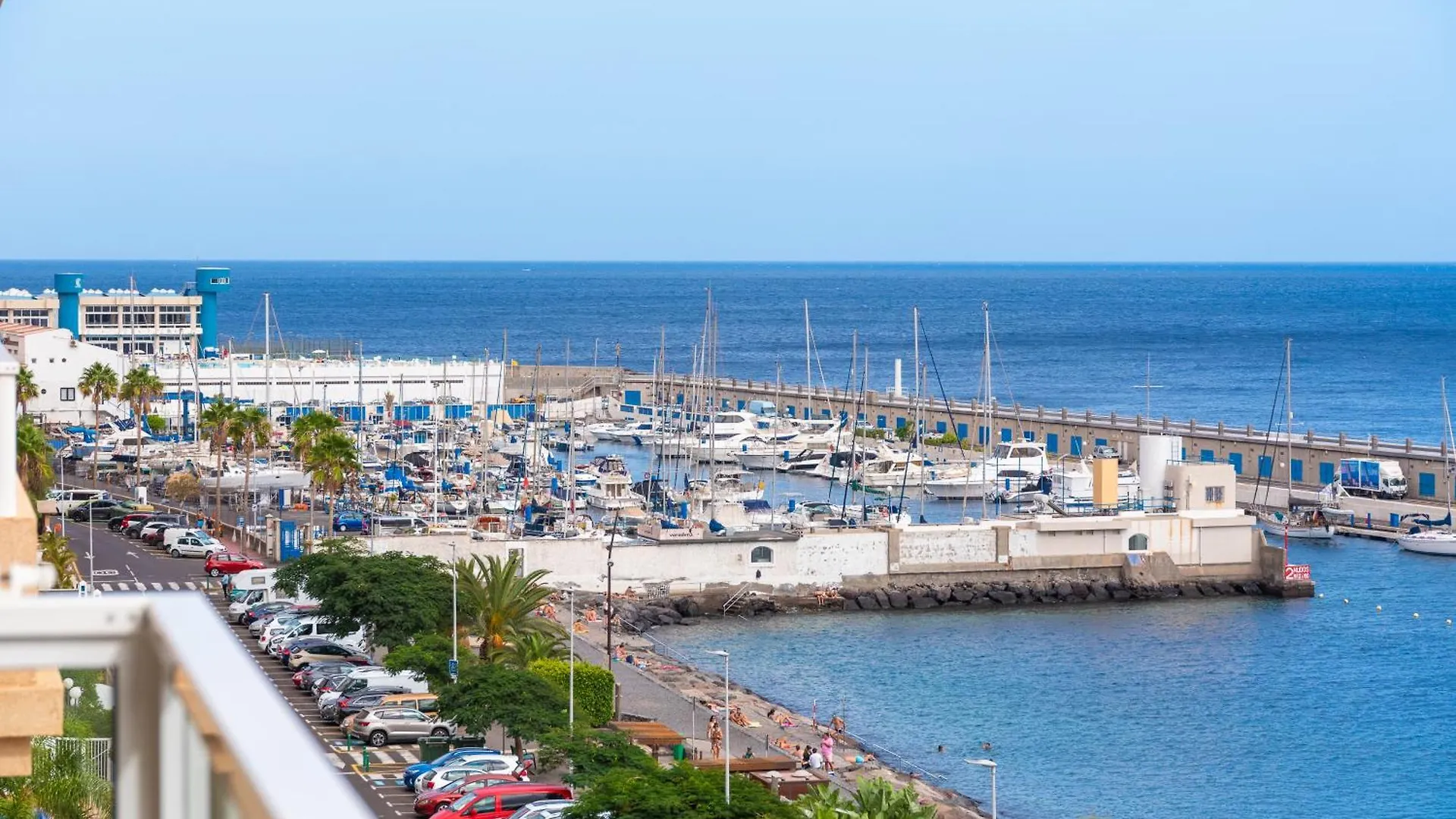 Radazul Frontline Beach Apt With Terrace דירה