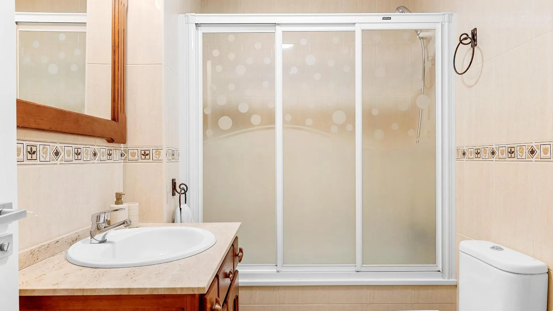 Radazul Frontline Beach Apt With Terrace דירה